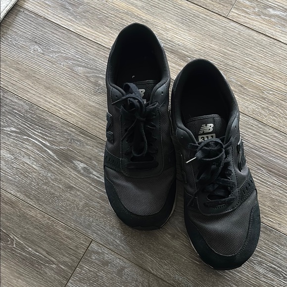 311’s New Balance Black and White Athletic Shoes Sleek Design - Picture 2 of 2